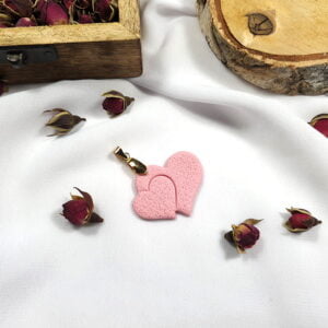 Delikatny różowy wisiorek - podwójne serce - Od Serca - Smocze Skarby