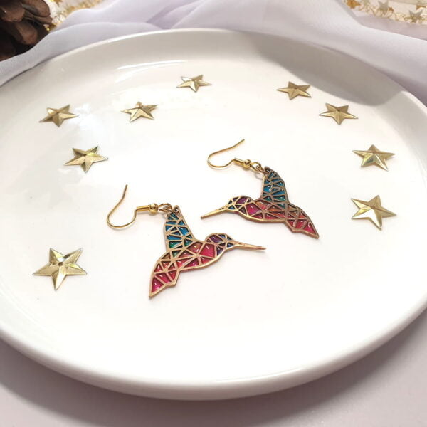 Lekkie, wiszące kolczyki kolibry z żywicą - Kolorowa biżuteria na prezent dla niej - Smocze Skarby