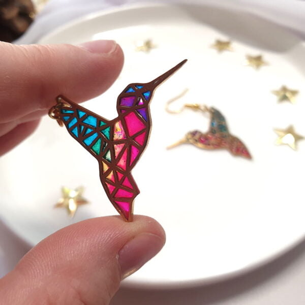 Lekkie, wiszące kolczyki kolibry z żywicą - Kolorowa biżuteria na prezent dla niej - Smocze Skarby
