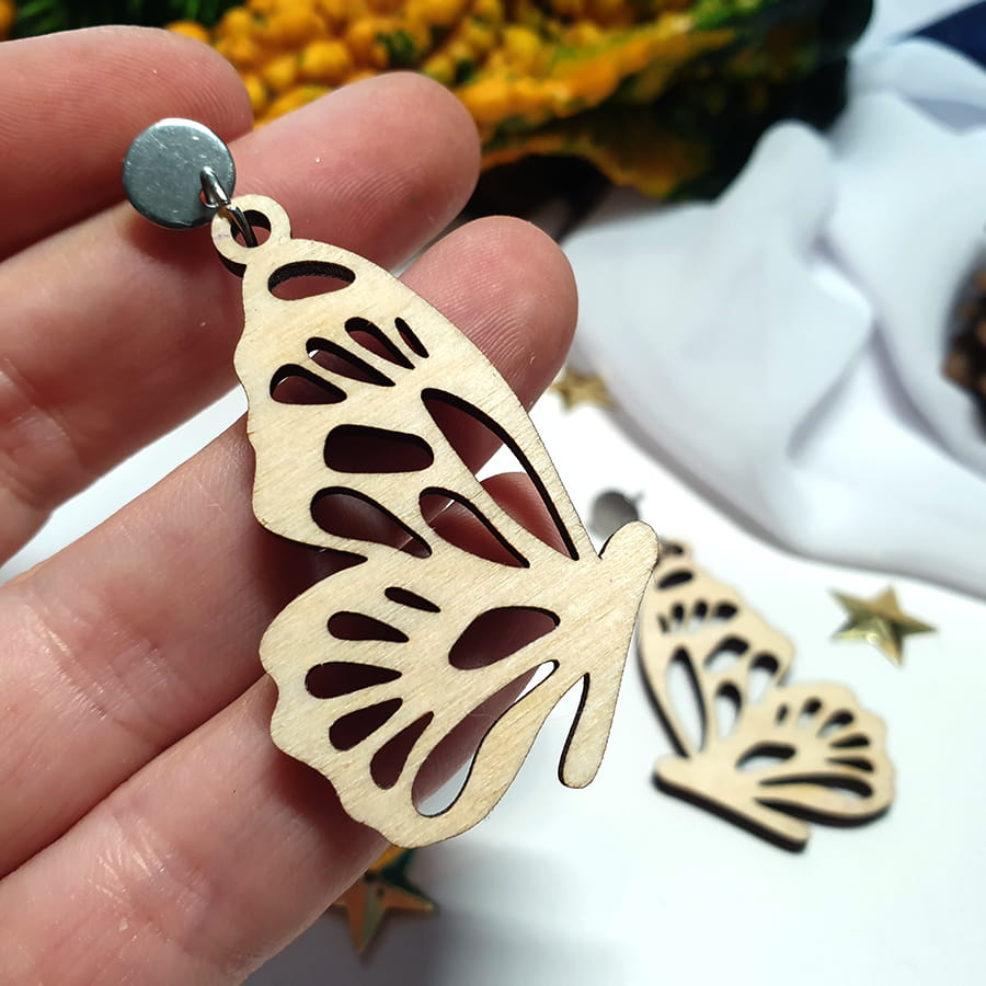 Lekkie drewniane kolczyki w kształcie motyla